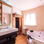 Casa de Férias La Découverte, Jacuzzi, Sauna, Et Terrasse Avec Vue Sur à La Campagne Entre Toulouse Et Auch Catonvielle